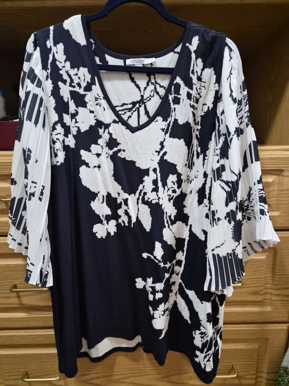 Chico's Black & White Floral V-Neck Pleated-Sleeve Tunic